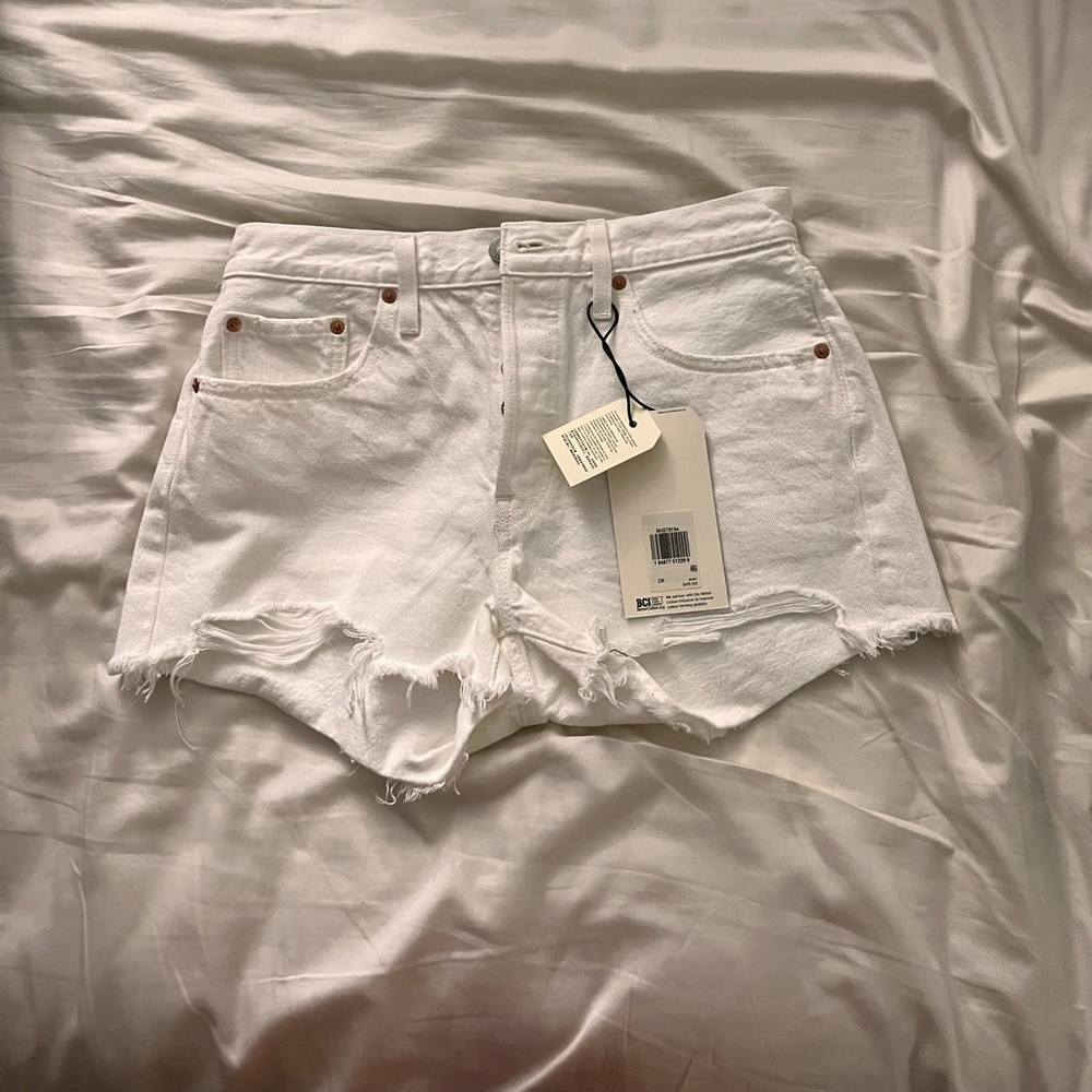 Levi’s high rise white shorts | NWT